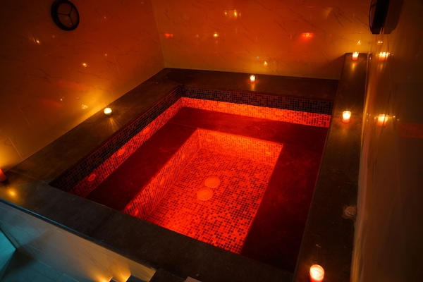 Salas de tratamiento para parejas, un sauna, una bañera de hidromasaje