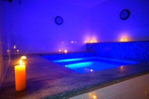 Salas de tratamientos para parejas, sauna, bañera de hidromasaje 