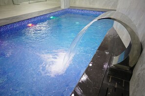Una piscina cubierta, socorrista en las instalaciones