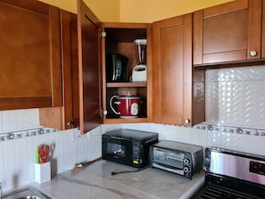 Refrigerador, microondas, horno y parrilla de estufa 