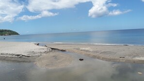 En la playa y toallas de playa 