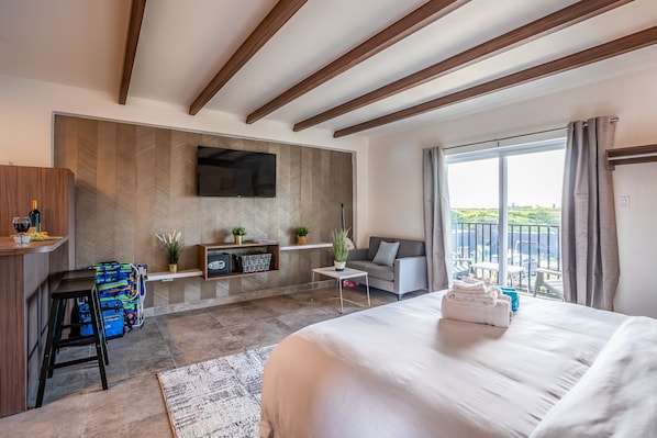 1 bedroom, in-room safe, iron/ironing board, travel crib - Bushiri's Long Life Studio w/Kingbed & Balcony #3 (Oranjestad)