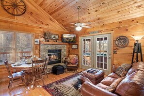 Smart TV, fireplace, DVD player, books -  Semi-Secluded Mountain Cabin-Hot Tub-NO Pet Fee-Less than 10 minutes to Parkway (Pigeon Forge)