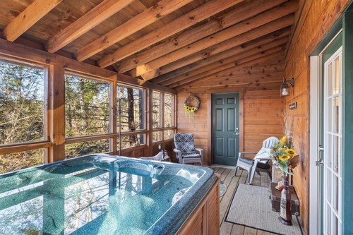  Semi-Secluded Cabin-Hot Tub-Dogs Stay Fee-Less than 10 minutes to Parkway