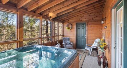 Semi-Secluded Cabin-Hot Tub-Dogs Stay Fee-Less than 10 minutes to Parkway