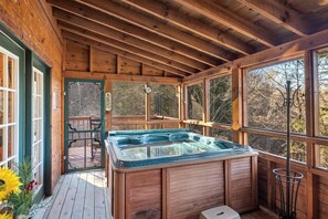Interior -  Semi-Secluded Mountain Cabin-Hot Tub-NO Pet Fee-Less than 10 minutes to Parkway (Pigeon Forge)