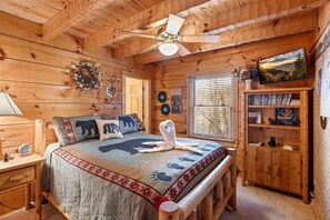 2 bedrooms, iron/ironing board, free WiFi, bed sheets -  Semi-Secluded Mountain Cabin-Hot Tub-NO Pet Fee-Less than 10 minutes to Parkway (Pigeon Forge)