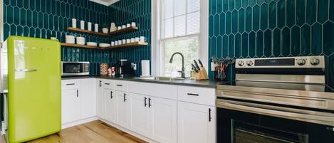 Refrigerador, microondas, horno y parrilla de estufa