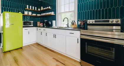 Boho Bliss |2 Bd/1Bth Top Floor Unit | King Beds | 5 Min. Walk to Winthrop