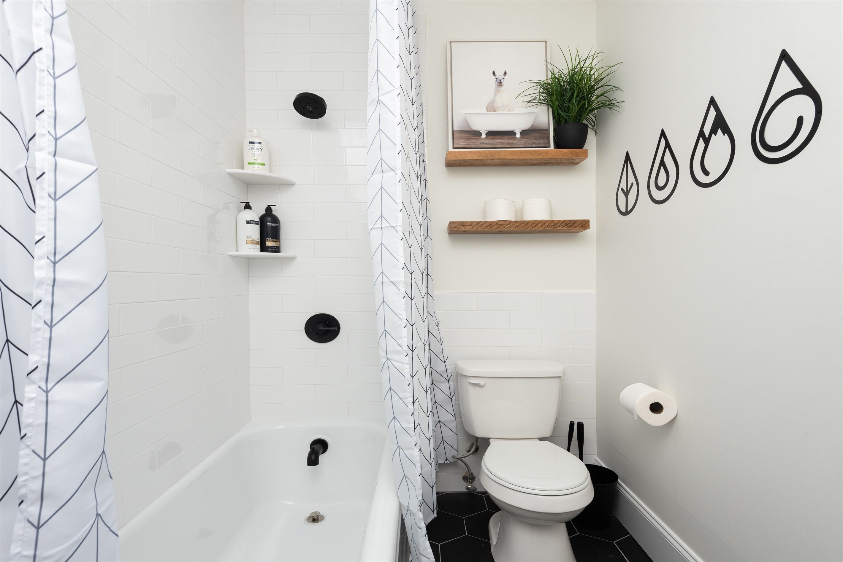 Combined shower/bathtub, hair dryer, towels