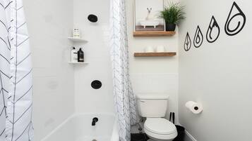 Combined shower/bathtub, hair dryer, towels