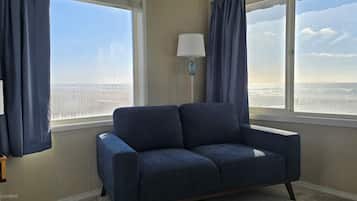 TV connectée, cheminée, lecteur de DVD, livres