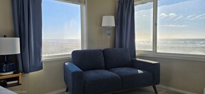 Smart-TV, Kamin, DVD-Player, Bücher