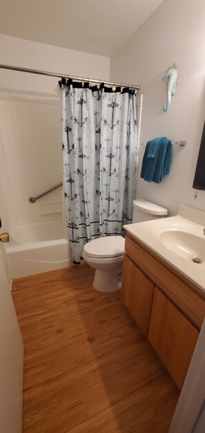 Combined shower/bathtub, hair dryer, towels, soap