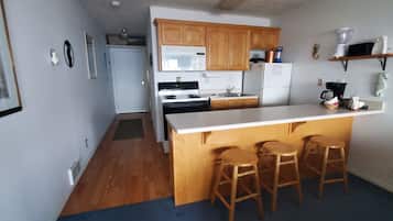 Full-size fridge, microwave, oven, stovetop