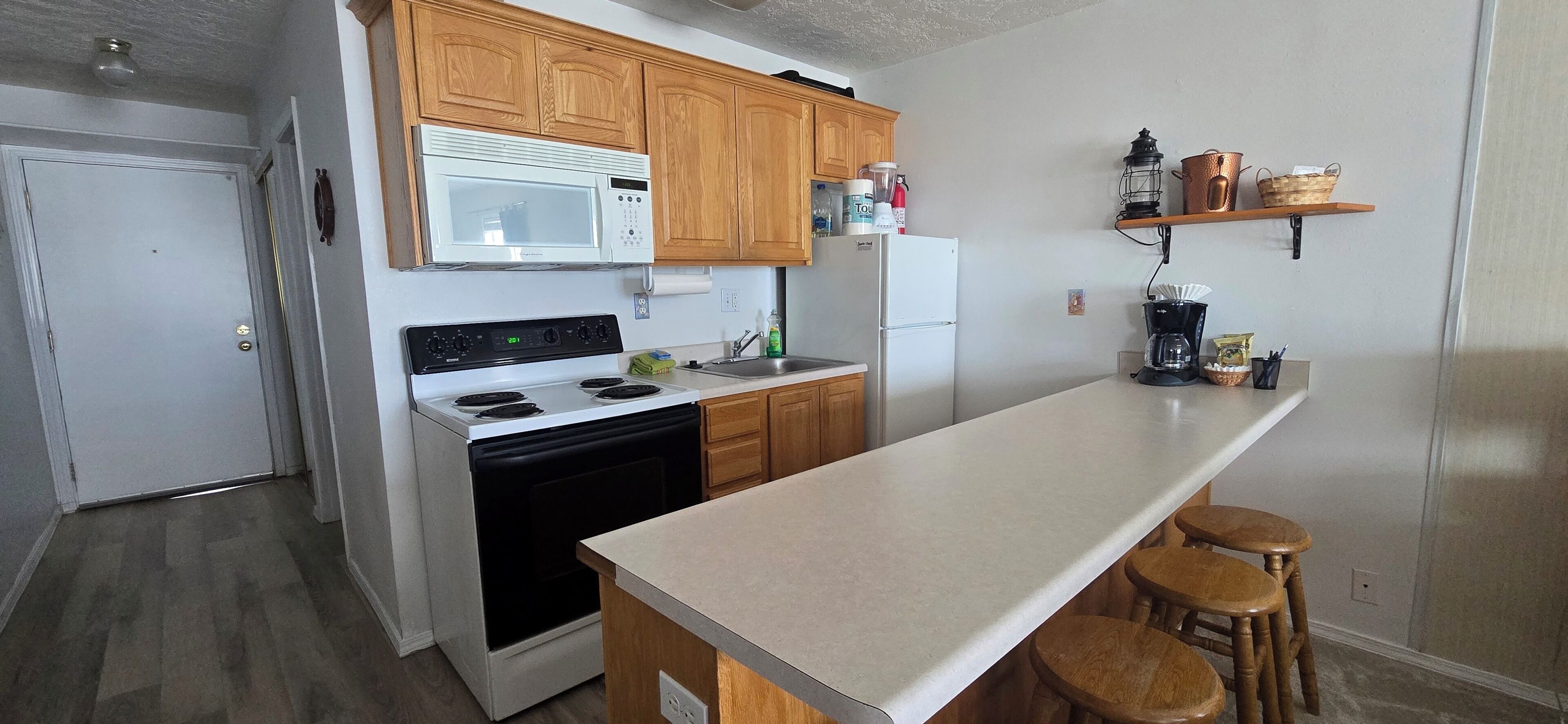 Grand réfrigérateur, micro-ondes, four, plaque de cuisson