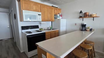 Grand réfrigérateur, micro-ondes, four, plaque de cuisson