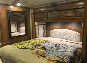 2 bedrooms - Your Vacation in Style! Enjoy your family on the Road with Comfort & Class!! (Montgomery)