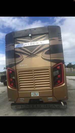 Parking - Your Vacation in Style! Enjoy your family on the Road with Comfort & Class!! (Montgomery)