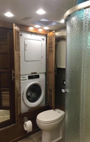 Suihkun ja ammeen yhdistelmä, poreamme