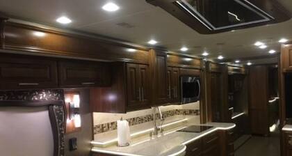 Your Vacation in Style! Enjoy your family on the Road with Comfort & Class!!