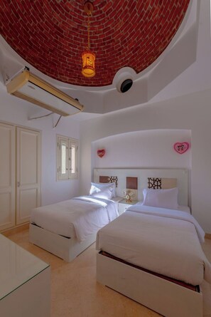 5 bedrooms, iron/ironing board, free WiFi, bed sheets
