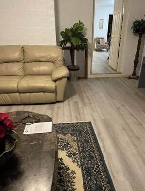 Smart TV, books - AMAZING HOME AWAY FROM HOME IN THE HEART OF SNELLVILLE (Snellville)