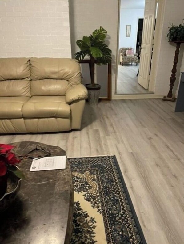 Smart TV, books - AMAZING HOME AWAY FROM HOME IN THE HEART OF SNELLVILLE (Snellville)