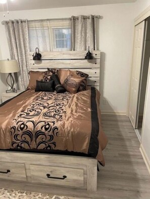 3 bedrooms, in-room safe, desk, iron/ironing board - AMAZING HOME AWAY FROM HOME IN THE HEART OF SNELLVILLE (Snellville)