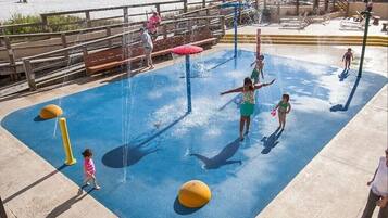 Una piscina cubierta, una piscina climatizada