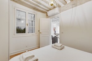 1 bedroom, iron/ironing board, travel crib, free WiFi - SuiteThérèse / Quiet Louvre & Opera AC 4G (Paris)
