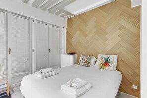1 bedroom, iron/ironing board, travel crib, free WiFi - SuiteThérèse / Quiet Louvre & Opera AC 4G (Paris)