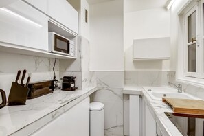 ثلاجة، ميكروويف، فرن، موقد طهي مسطح