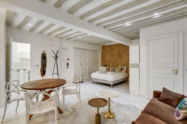 1 غرفة نوم ومكواة/لوح كي وسرير سفر وواي فاي مجانًا