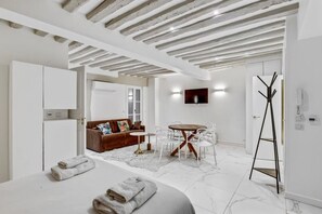 1 bedroom, iron/ironing board, travel crib, free WiFi - SuiteThérèse / Quiet Louvre & Opera AC 4G (Paris)