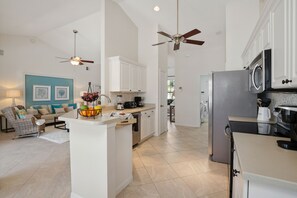 冰箱、微波炉、烤箱、炉灶