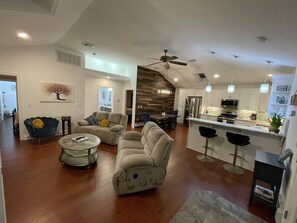 Smart-TV, peis og bøker