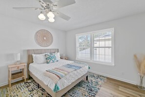 5 bedrooms, desk, iron/ironing board, free WiFi - Prime Location with Beach Access! Close to Mayo/TPC/Sawgrass/PVIC (Ponte Vedra Beach)