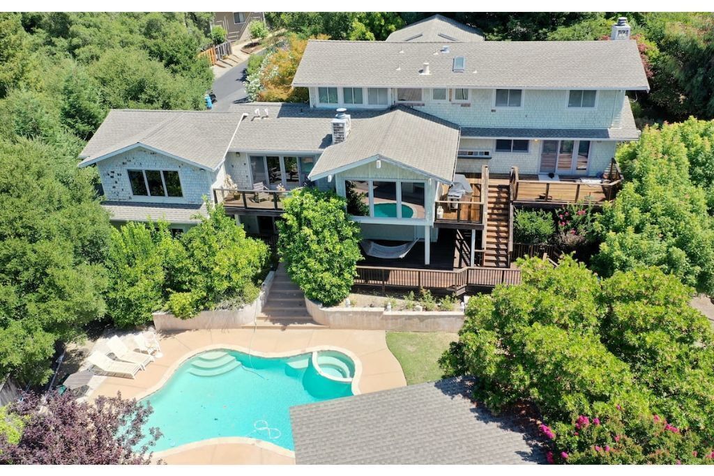 Long-Term Stay at Lavish & Serene Hilltop Mansion