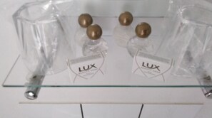 Dobbelt- eller tomannsrom, eget bad | Diverse