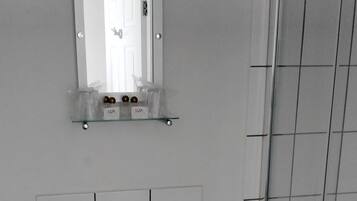 Kamer, 1 twee- of 2 eenpersoonsbedden, en-suite badkamer | Badkamer