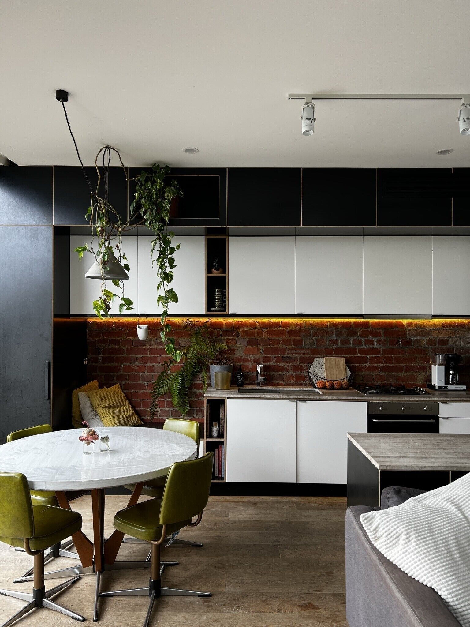 City Views In Brighton East — image 10