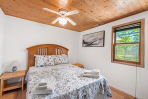 3 habitaciones, tabla de planchar con plancha y cuna de viaje 