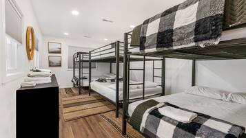 3 室のベッドルーム、アイロン / アイロン台、旅行用ベビーベッド、WiFi (無料)