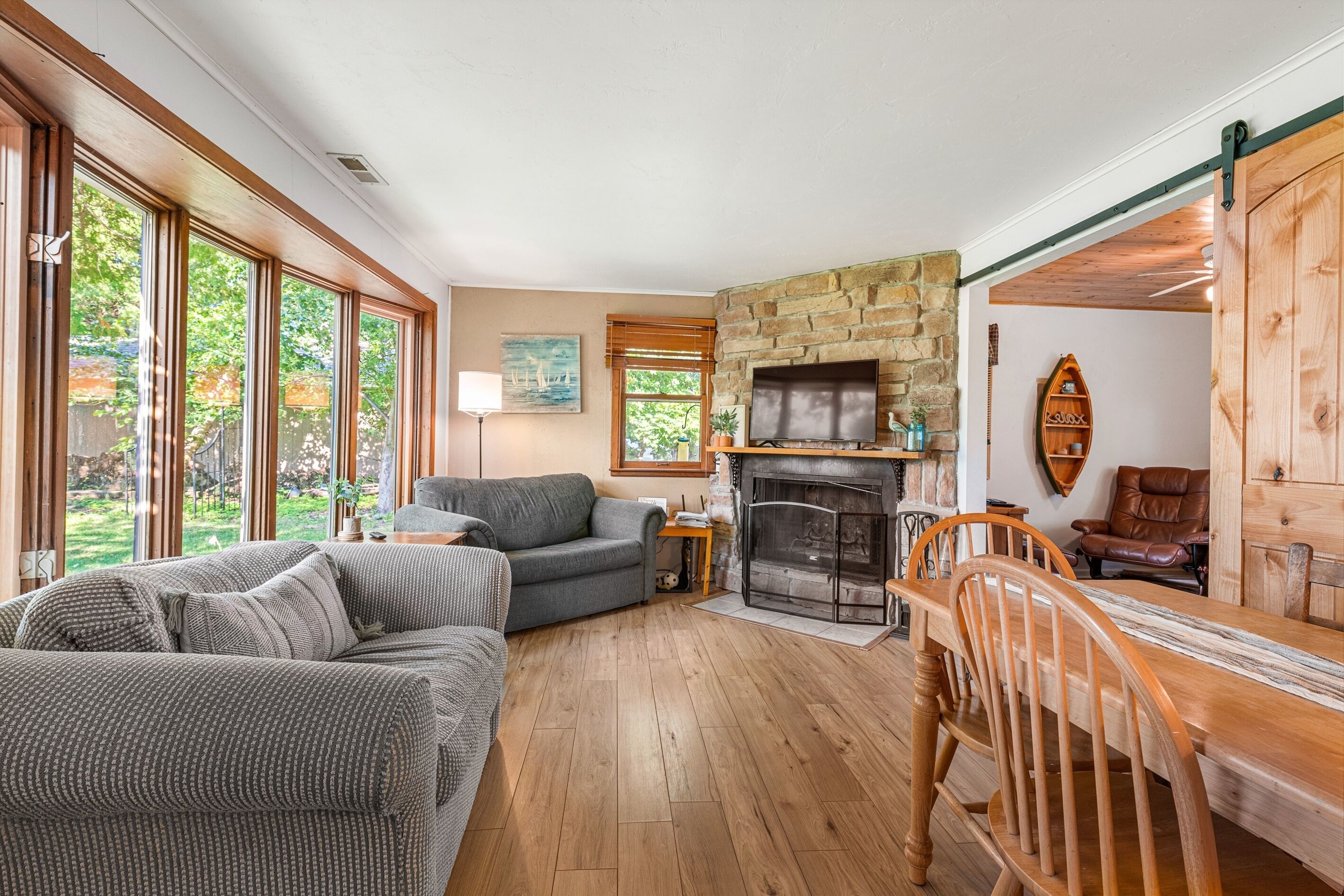 Smart-TV, Kamin, Videospiele, DVD-Player