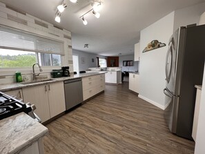 Fridge, microwave, oven, stovetop - Newly Renovated Home / On Quiet Nature Sanctuary (Victoria)