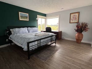 3 bedrooms, desk, iron/ironing board, free WiFi