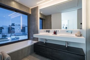 Badewanne, Haartrockner, Handtücher, Seife