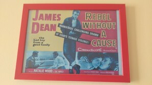 Póster enmarcado de la película 'Rebelde sin causa' con James Dean, Natalie Wood y Sal Mineo.