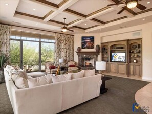 Smart TV, chimenea, estéreo y oficina